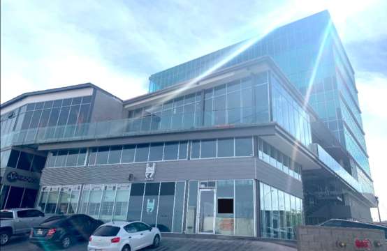 RENTA LOCAL COMERCIAL EN ESQUINA AL NORTE, PLAZA KRONOS