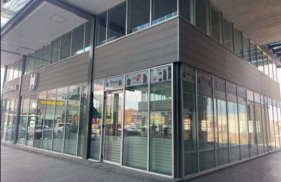 RENTA LOCAL COMERCIAL EN ESQUINA AL NORTE, PLAZA KRONOS