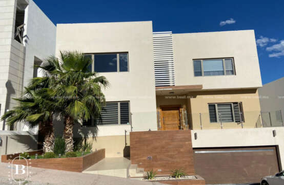 CASA VENTA BOSQUES DE SAN FRANCISCO CON ALBERCA Y SALA DE CINE, FRENTE A PARQUE