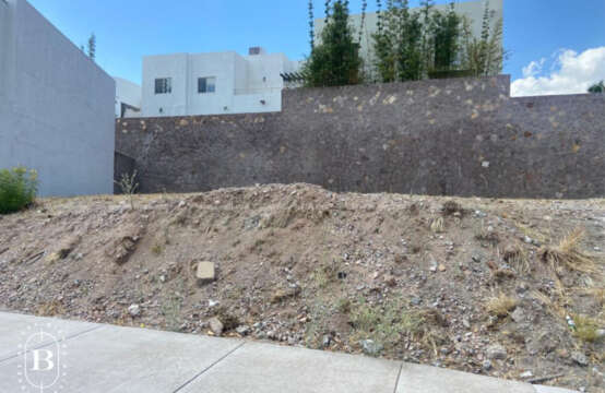 TERRENO EN VENTA FRENTE A PARQUE FRACC CANTERA V